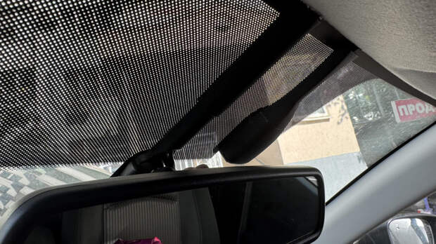 Зачем по краям лобового стекла в автомобиле обязательно делают чёрные точки