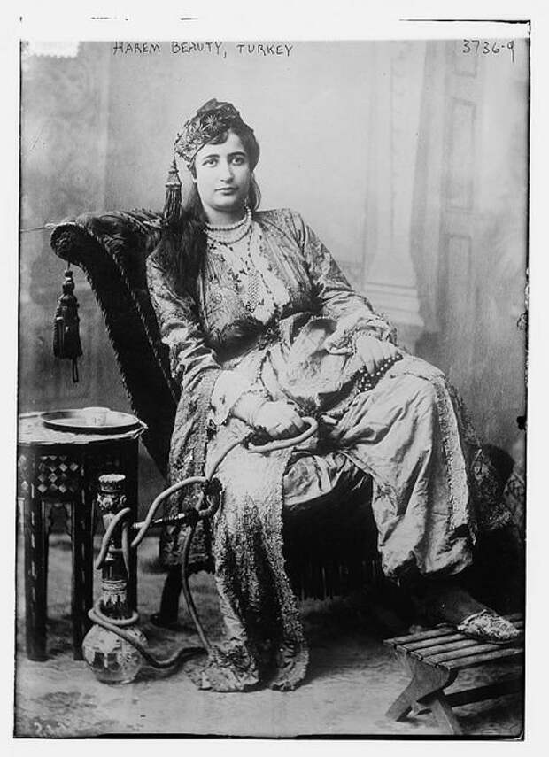 Женщина в гареме с кальяном, Турция, 1916 Женщина в гареме с кальяном, Турция, 1916 гарем, женщины, красота, османская империя, правда, турция