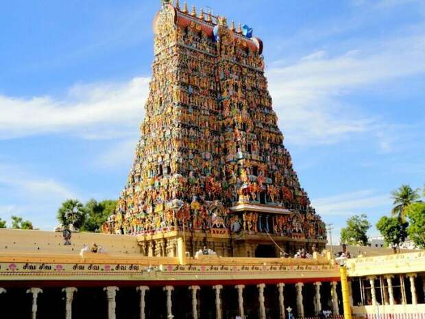 Ступенчатый фасад храмовых башен может служить местом для образовательных прогулок (Madurai Meenakshi Temple, Индия). | Фото: amusingplanet.com.
