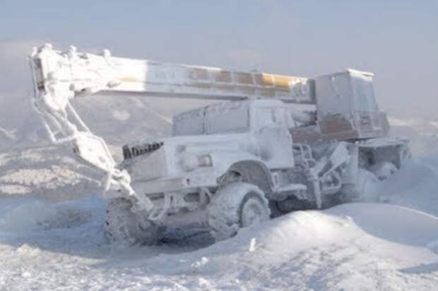 Ледяная пустыня Крайнего севера против техники: грузовики и тягачи, которые проиграли природе