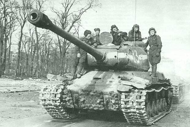 Колонна советских тяжелых танков ИС-2 на улицах Берлина. Танкисты Желтов И., Павлов И., Павлов М., Сергеев А. Апрель 1945 Бронетехника СССР, Великая Отечественная война, история