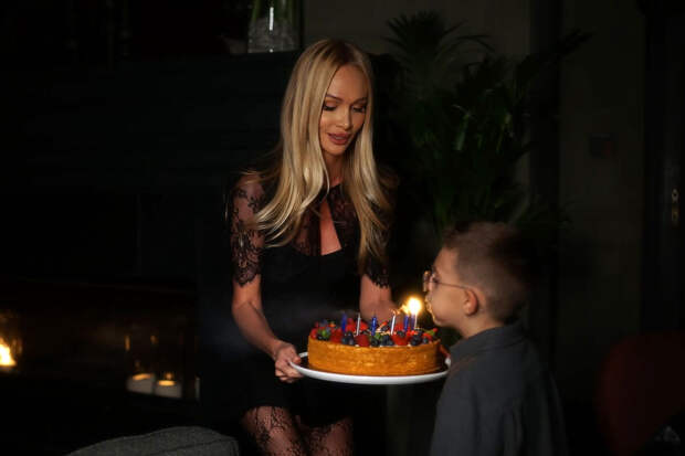 Модель Виктория Лопырева поделилась кадрами с дня рождения сына