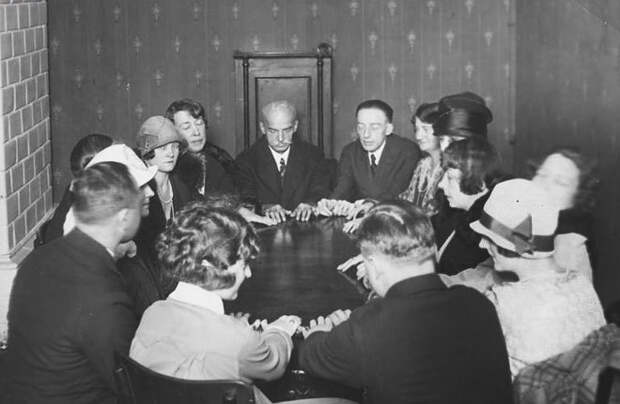 Спиритический сеанс Яна Гузика в Варшавском метафизическом обществе. 1927 год Спиритический сеанс Яна Гузика в Варшавском метафизическом обществе. 1927 год