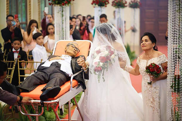 Отец при смерти исполняет свое последнее желание - проводит дочь к алтарю во время ее свадьбы.