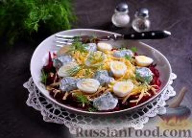 Фото к рецепту: Салат со свеклой, сыром и яйцами
