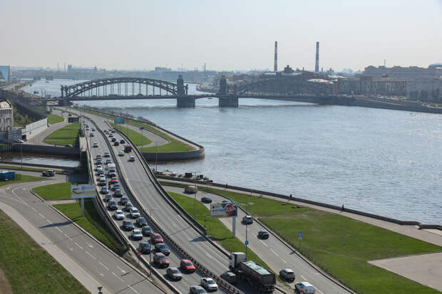В Петербурге общественники проверили ход ремонтных работ на Свердловской набережной