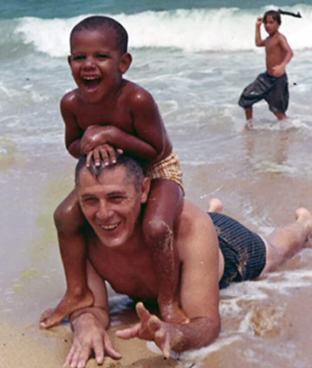 15. Барак Обама (4 года) с отцом знаменитости, редкие фотографии