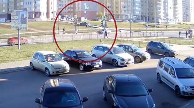 На пешеходном переходе в Тамбове сбили молодую мать авария, авто, авто авария, видео, дтп, на красный, пешеход, пешехода сбили