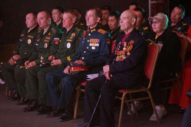 Военные полицейские ЦВО присоединились к проведению концерта, посвящённого Дню Победы в Кызыле