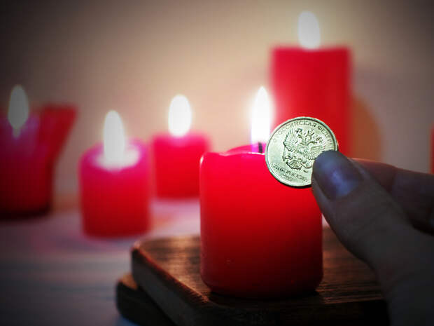 20 октября — «Красный» день + Полнолуние. Даю два простых обряда на деньги с красной свечой