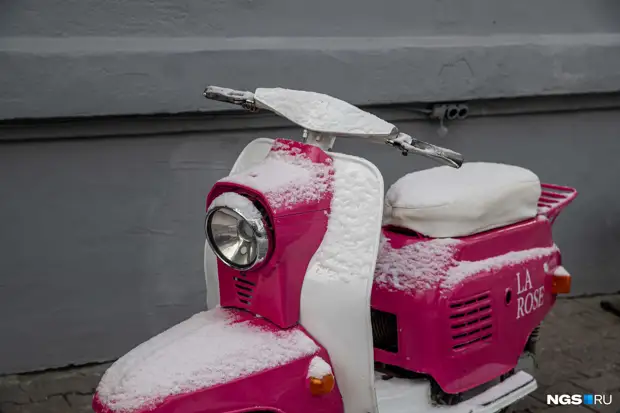 Опять зима?! Новосибирск засыпало снегом, который и не думает таять