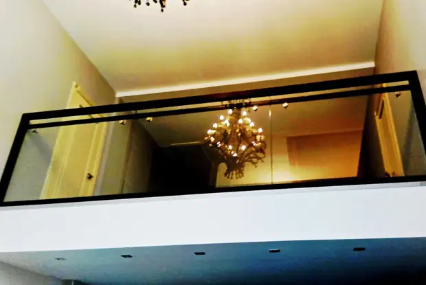 Стеклянные перила в деревянном обрамлении