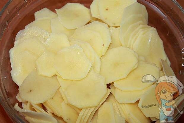 Нарезаем картофель ломтиками