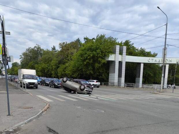 Автомобиль перевернулся в час пик на дороге в центре Челябинска