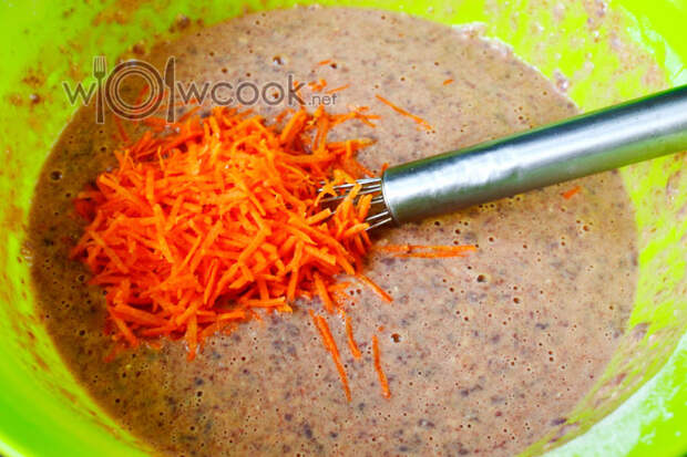 Добавляем морковь в печеночное тесто
