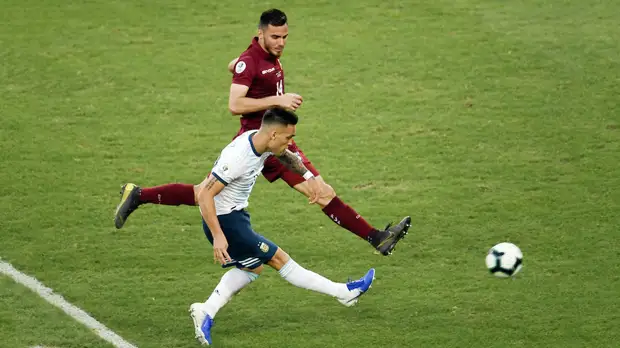 Шедевр Мартинеса, два отменённых гола и потасовка на поле: как Аргентина и Чили вышли в полуфинал Кубка Америки