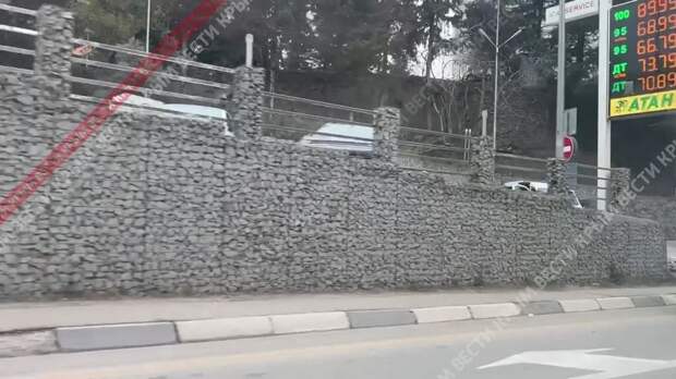 На Ялтинской объездной легковушка врезалась в знак развилки