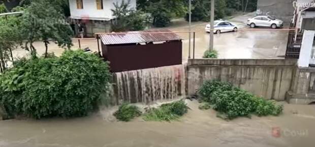 Из-за осадков в сочинском Лоо вышла река из берегов, есть подтопления