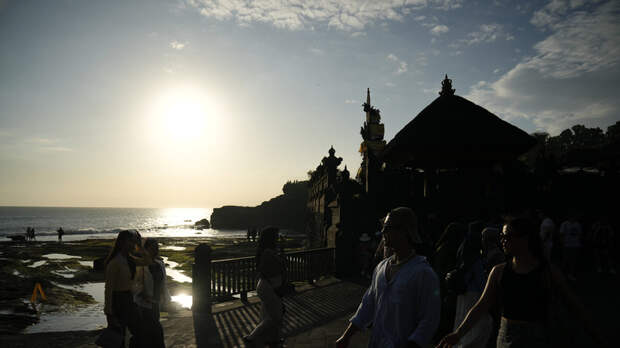 Губернатор Бали призвал российских туристов бережно относиться к острову