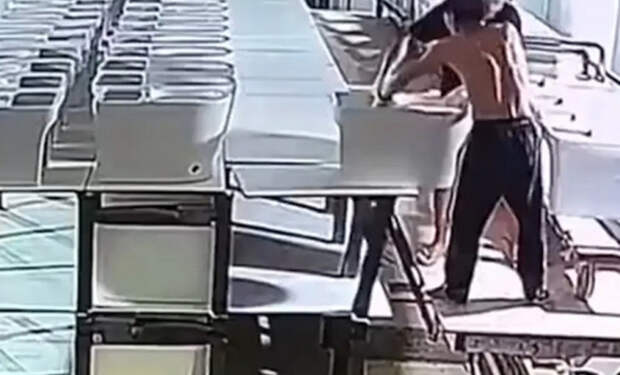 Грузчик года: неуклюжий парень одним движением обнулил результаты работы завода