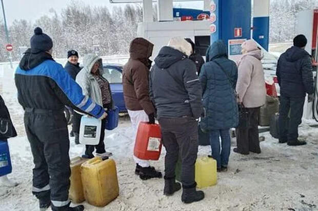В российском регионе начали раздавать бензин из-за отключений света