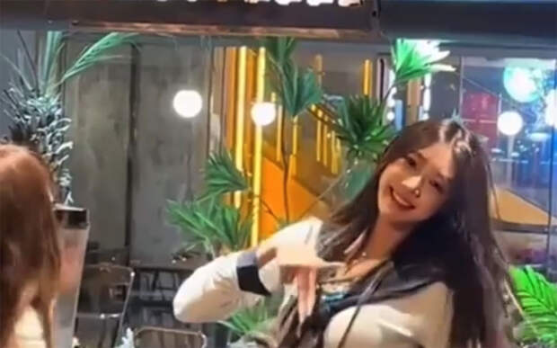 Туристы зашли перекусить в Китае, а к ним вышла K-pop группа и стала танцевать. Видео