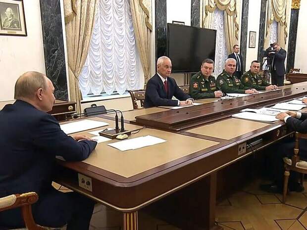 Путин представляет нового Министра обороны командующим округов.