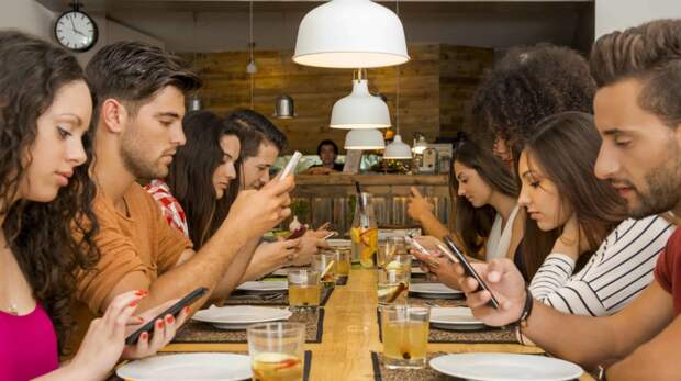 Фаббинг: привычка отвлекаться на телефон во время общения с людьми