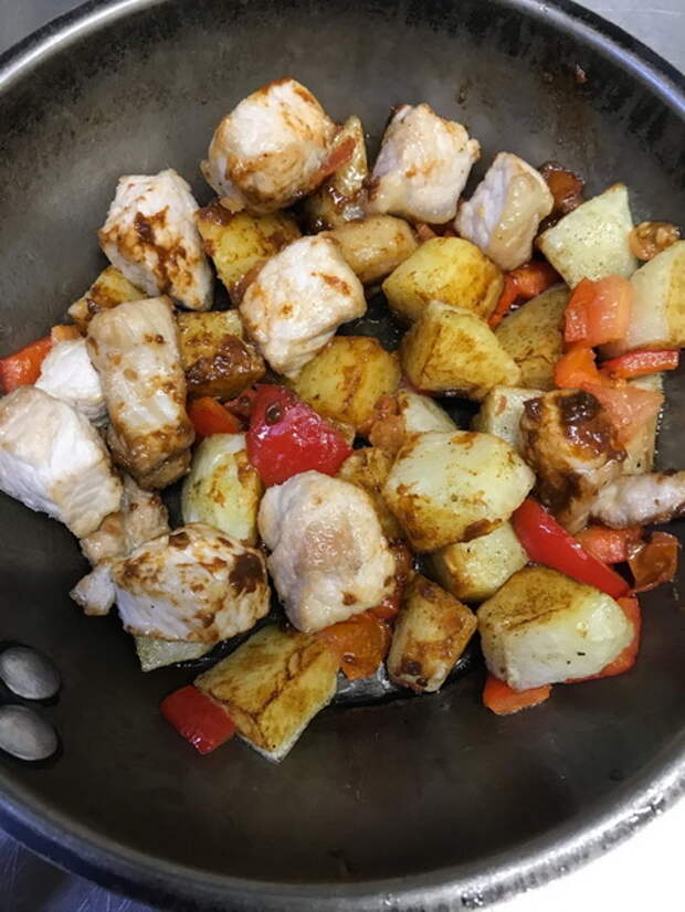 Грузинская жгучая скоблянка - казалось бы, просто обжаренное мясо с овощами, но получается бесподобно