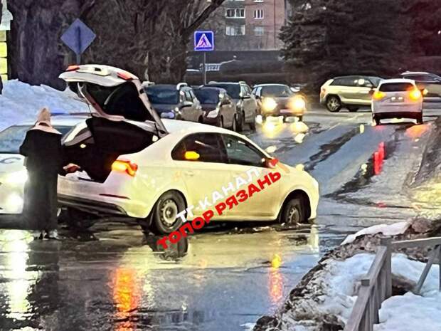 Рязанских водителей предупредили об огромной яме в центре города