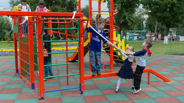 Власти Москвы объяснили, какие детские площадки посещать можно 