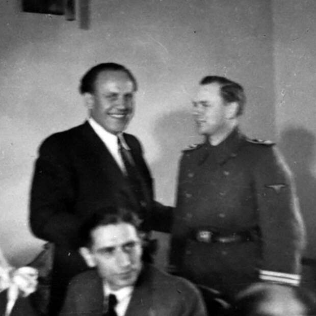 Оскар Шиндлер с офицером СС