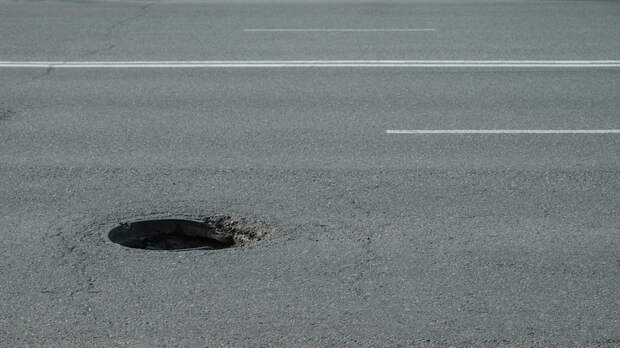 Автоэксперт Попов пояснил, как объезжать ямы на дорогах после зимы