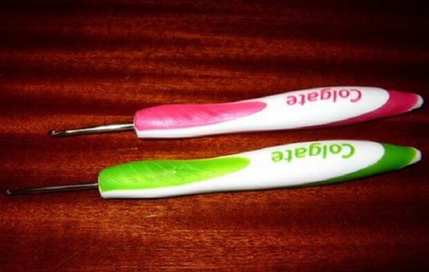 Я очень удивилась, когда свекровь подожгла старую зубную щетку: теперь делаю, как она, и у меня есть незаменимый инструмент для уборки