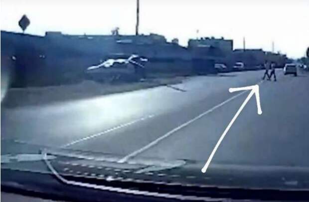 Сначала Жамолиддин и ещё один пешеход покойно идут. Фото: скрин с записи камеры.