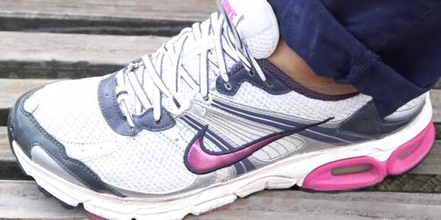 Отверстия в спортивной обуви – не предмет декора, а функциональная деталь.