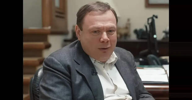 "Сильно хотеть — удел немногих". В школе "Сколково" провели закрытую встречу с миллиардером Михаилом Фридманом