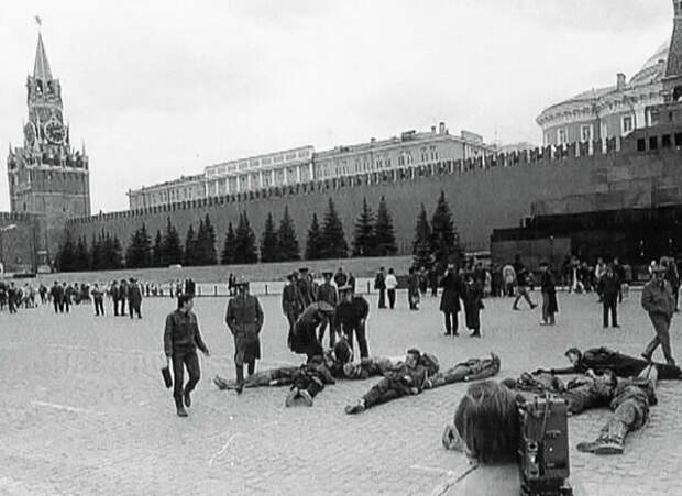 1991 г. - акция «Э.Т.И.–текст» на Красной площади  © Анатолий Осмоловский