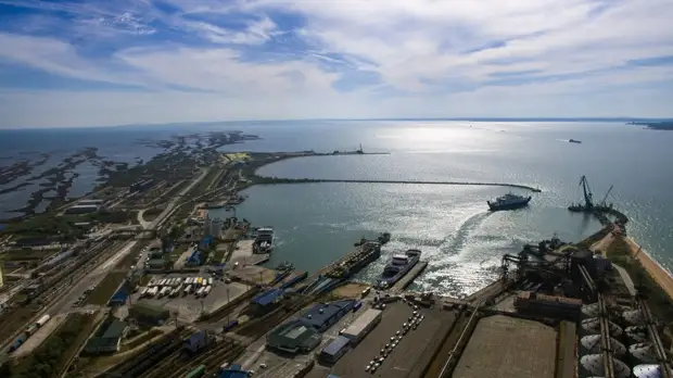 Повреждённый при взрыве танкер отбуксируют в район порта Кавказ