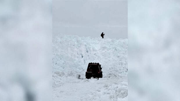 Лавина высотой с трехэтажный дом сошла на трассу на Камчатке: видео