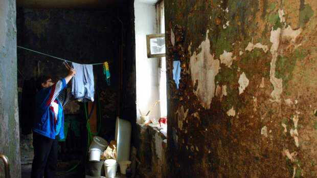 «На одного — шесть квадратов»: жители аварийных домов годами ждут расселения