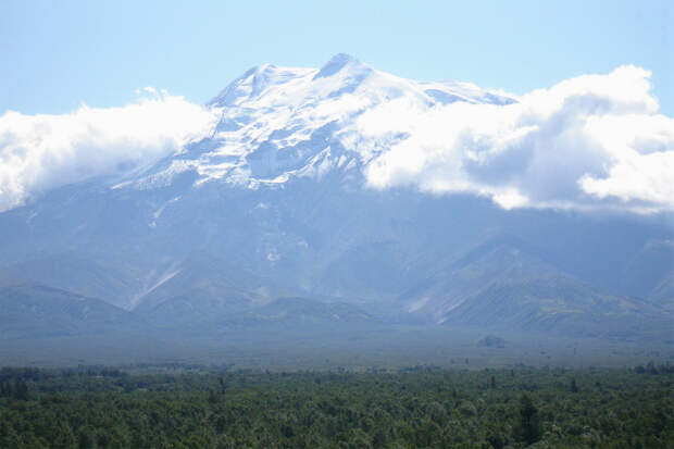 На Камчатке вулкан выбросил столб пепла высотой 8 километров