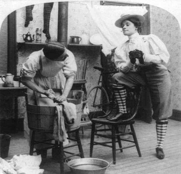 Истоки феминизма. Пара в Англии заменяет гендерные роли в 1901 году. история, черно-белая фотография, юмор