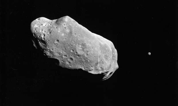 Астероид Круитни Круитни — редчайшее явление, появление которого до сих пор не могут объяснить астрономы. Это околоземный астероид, регулярно пролетающий на опасно близком расстоянии от нашей планеты. Он движется в орбитальном резонансе с Землей и, теоретически, врежется в нее через несколько миллионов лет. Размеры Круитни приведут, скорее всего, к гибели всего живого.