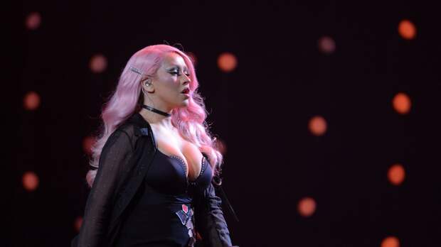 Певица Кристина Агилера снялась в боди из пленки без штанов