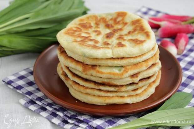 Очень вкусно со сметаной, пока они еще горячие.