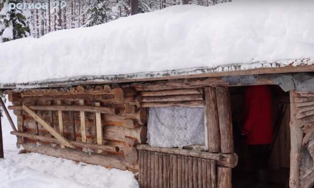 В лесу под Архангельском восстановили заброшенную избу для туристов