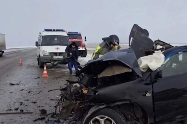 Mash: три человека разбились в лобовом ДТП на федеральной трассе "Сибирь"