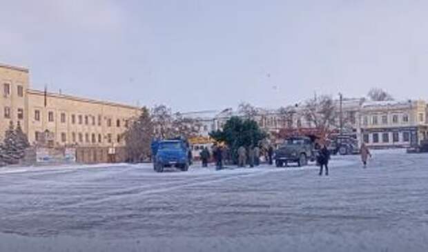 В Кропивницком от сильного ветра упала главная городская елка