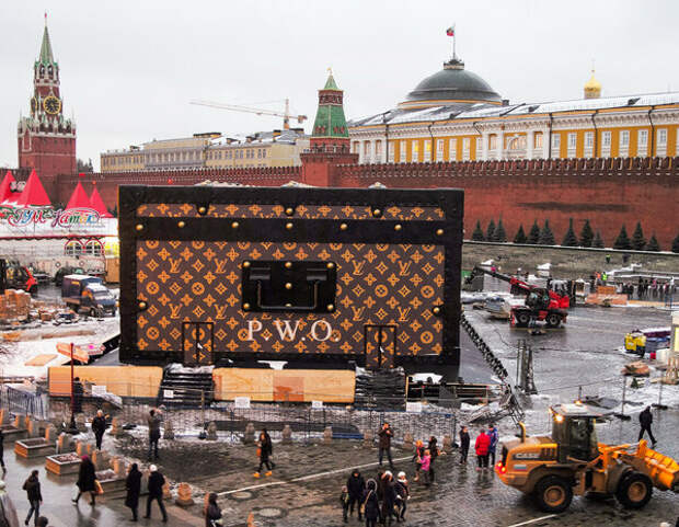 Демонтаж конструкций павильона-чемодана Louis Vuitton, установленного на Красной площади в Москве  © Сергей Пятаков Source: Sputnik